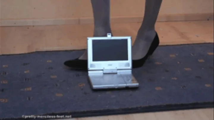 Portable CD-Player under Christins Heels