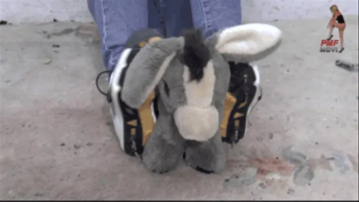 Stuffed toy under spike running Shoes