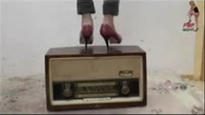 Old historical Radio crushed by Christin 6