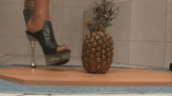 Pineapple VS four Feet