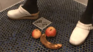 Fruits under Christins ugly Clogs