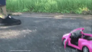 Naomi crush a pink Car