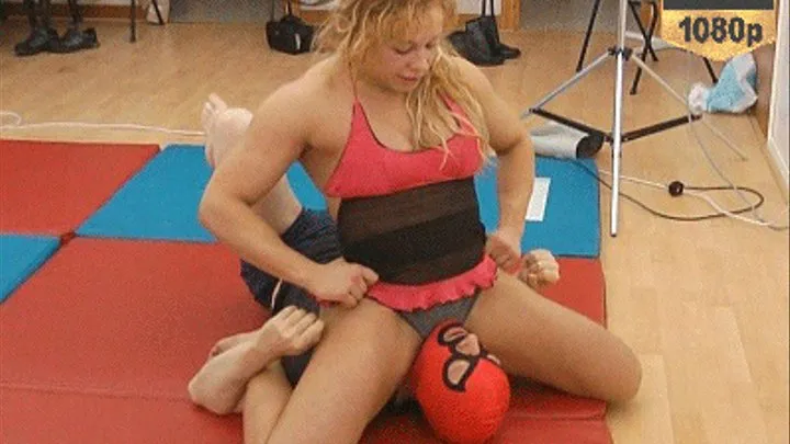 Rita Sargo's Bodybuilder Wrestling !