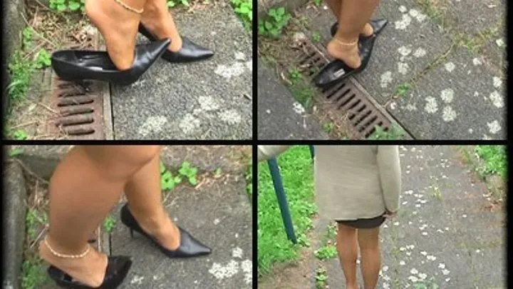 Black Classic Pumps - A Walk 2 - Stuck