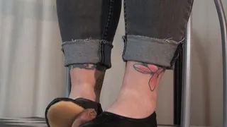 Iffelmaus squeezes the tiny cock with her gym slippers