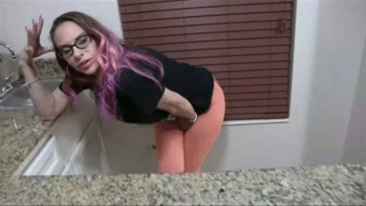 INEED2PEE VIcki Vixxx Pissing her Orange Pants