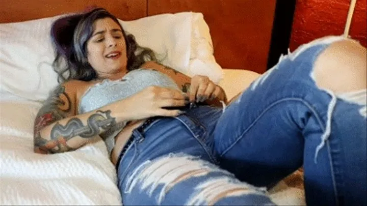 INEED2PEE IPOD Mia Hope Locked Belt Pissing her Jeans