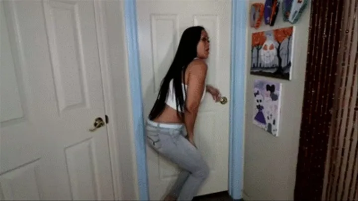 INEED2PEE IPOD Jazmine Cruz Pissing her SkinTight Jeans Frantically