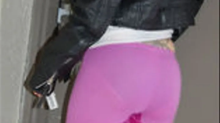 INEED2PEE - Galas Pisses her pink leggings outside