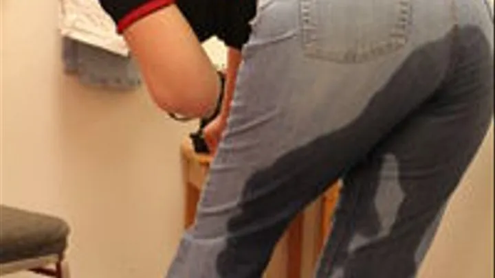 INEED2PEE - Caroline Wetting jeans in changeroom