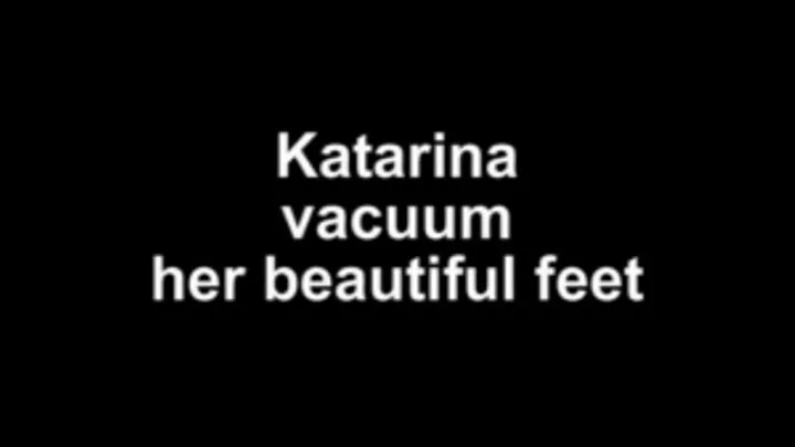 Katarina vacuum her beautiful feet