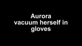 Aurora vacuum herselv in gloves