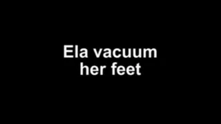 Ela vacuum her feet