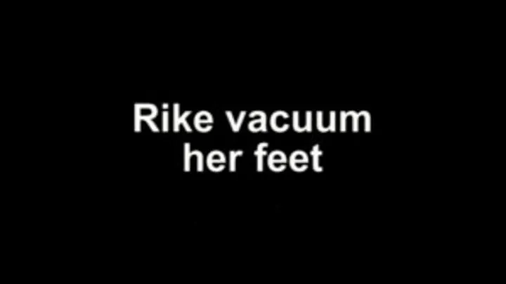 Rike vacuum her beautiful nacked feet