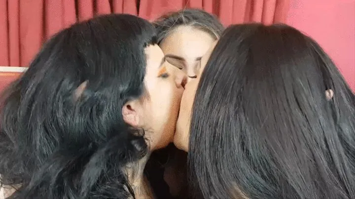 VORACIOUS AND INTENSE KISS WITH VERY HORNY - BY SOPHIA FABER, MORENA ROSA & KETHELIN RAVENA - NEW KC 2020 - CLIP 2