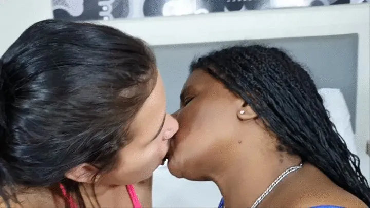 PASSIONATE KISSES BETWEEN BBW AND A 18 YRS OLD - BY ANA JULIA & THAYNA BBW - NEW KC 2020 - CLIP 4