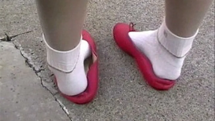 Red ballet flats & boddy sox - Heel & toe crush