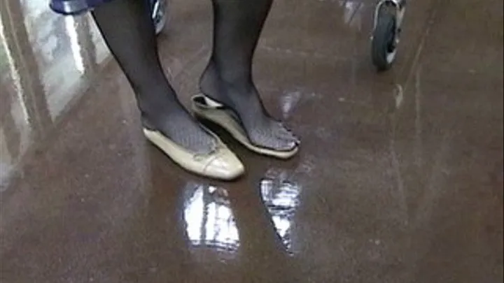 Fishnets & ballet flats at the market - Heel crush