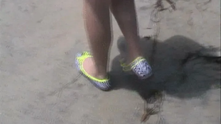 Kelly loses her shoe in the surf