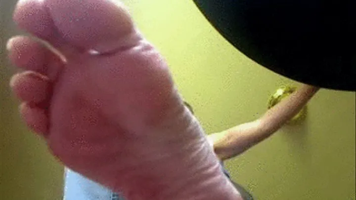 Giantess Humilation and Foot Worship