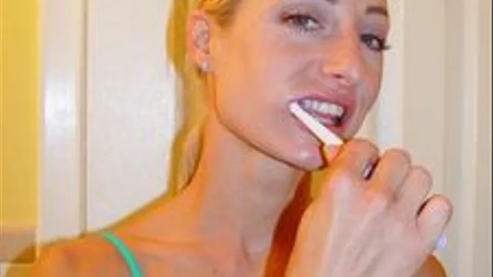 Novelly tooth brushing