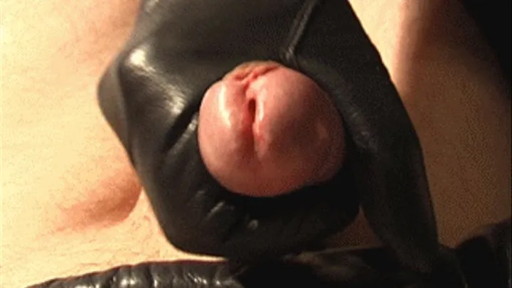 Handjob in leathergloves