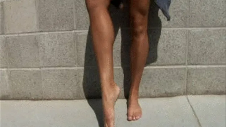 Jennifer Muscular Calves On Venice Beach Bare Feet