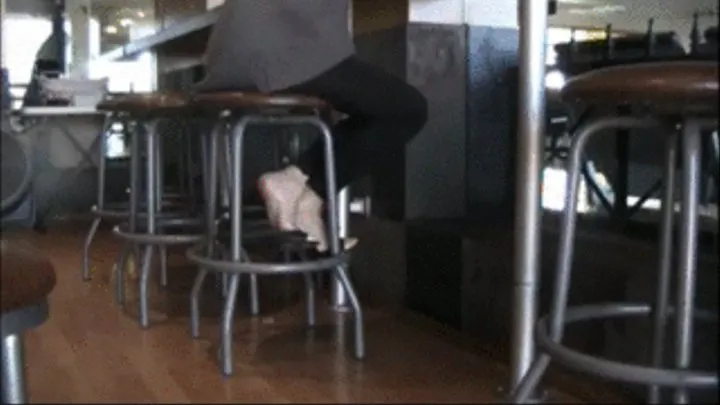 Black & white cap toe flats barefoot dipping @ airport bar