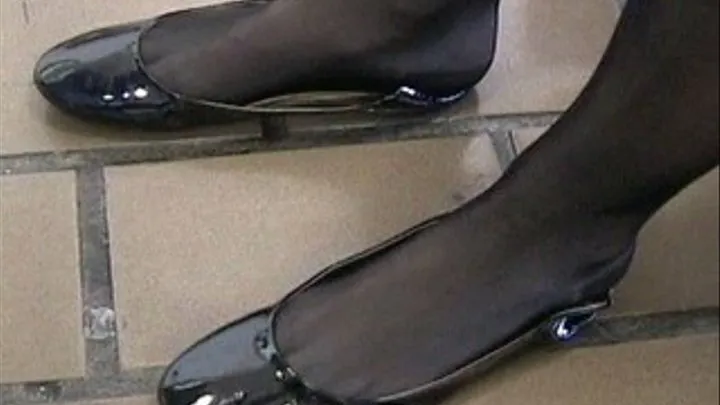 Black patent ballet flats - The airport