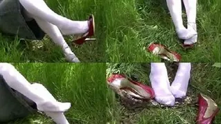 Shoeplay Orgasm with high heels in the grass