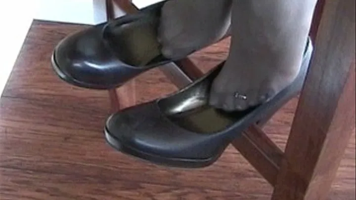 Sexy Barstool shoeplay - Brown heels - FULL CLIP