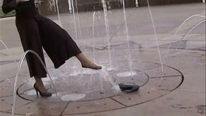 Black patent high heels - IN the fountain - FULL CLIP