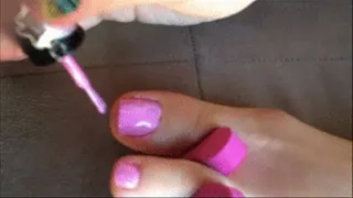 Kelly paints her toenails pink