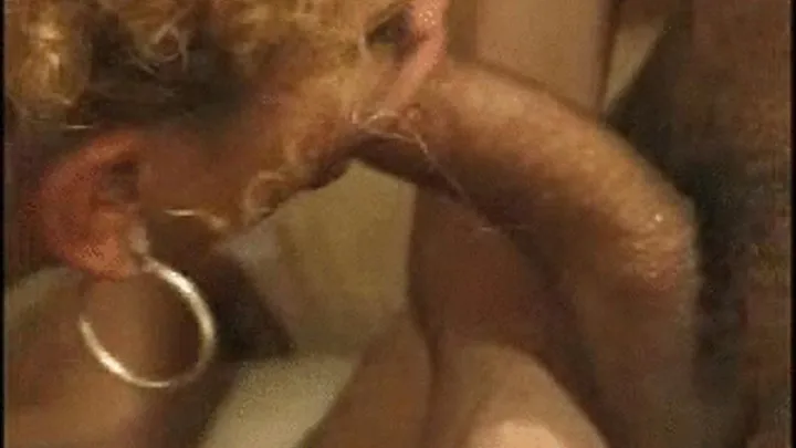 Tranny Bathtub Blowjob