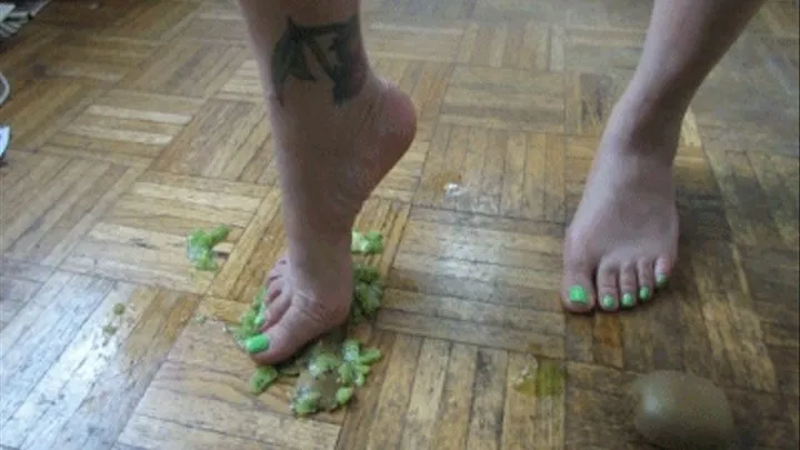 SEXY FOOD CRUSHING FEET