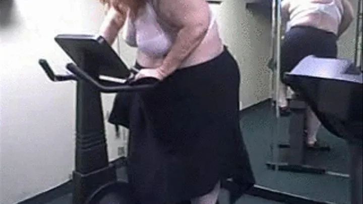 Vicki works out & strips in public! Hot UPSKIRT shots!!