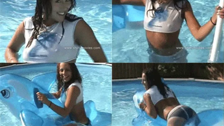 Taylot gets Hot an Wet in The Pool