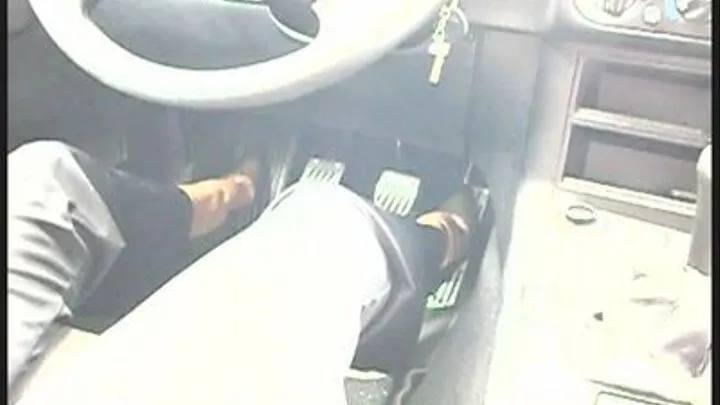 agressive and fast driving in her toe cleavage 5inch green Cobra high heels