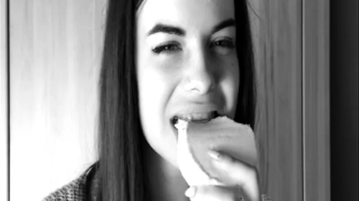 Klara - Cheese Eat - Black & White - 960x540