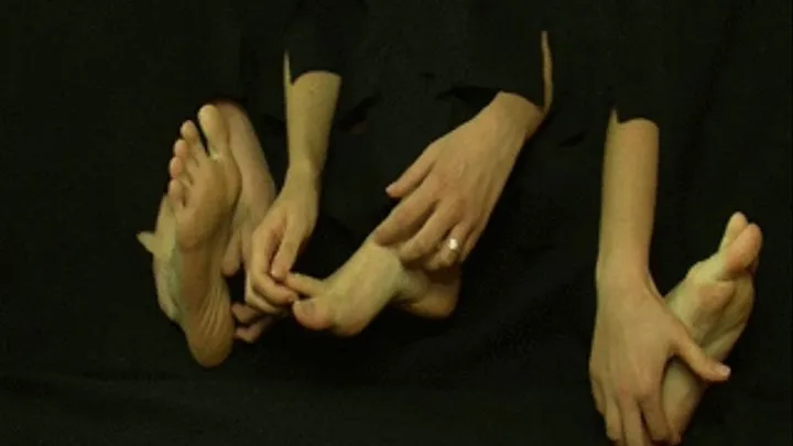 tic - 3 GIRLS - HANDS TICKLE FEET