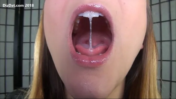 Ayla Aysel : gives you a mouth tour