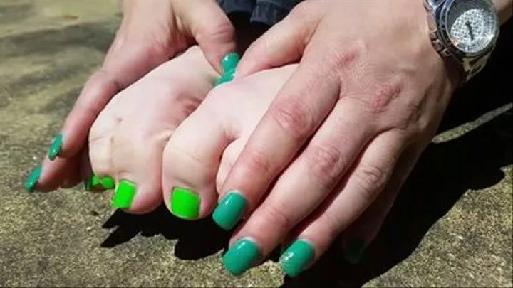 Kelly's Green Tootsies!