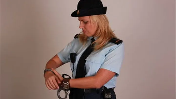CIU250 - Politieagente Adrienne trapped in her own handcuffs