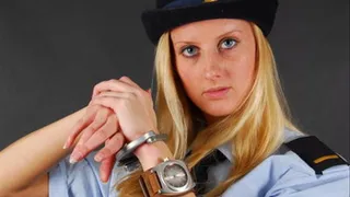 CIU117 - Politieagente Shenenne likes handcuffs