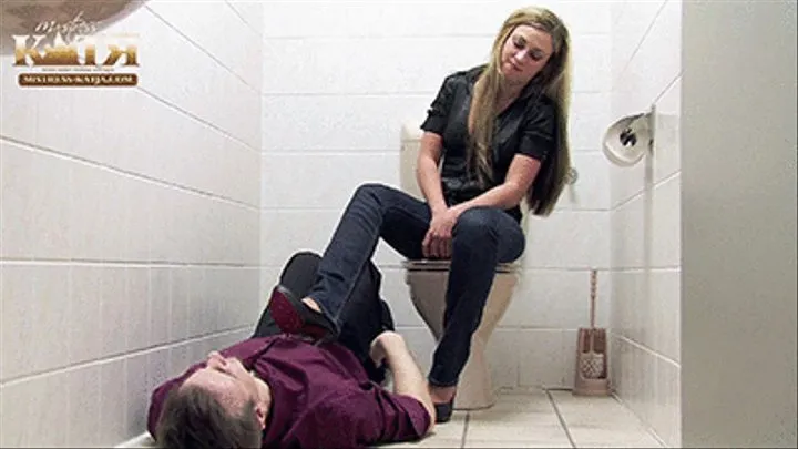 18-007 - Vicious trampling in the restrooms ( HQ - High Definition)