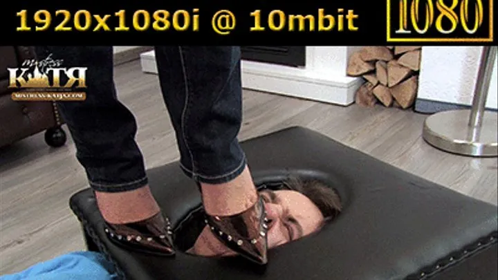 21-004 - Slave's face getting trampled (WMV - High Definition)