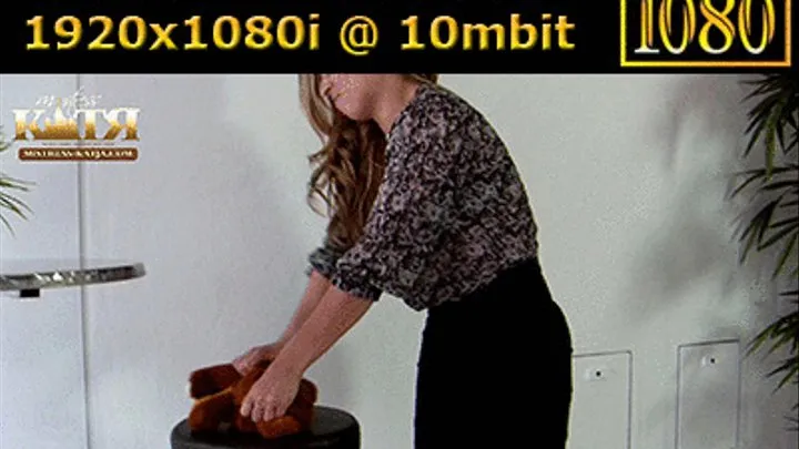 06-005 - Crushing the little Teddy (WMV - High Definition)