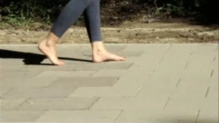 ff-Bare Feet Out Door Walking