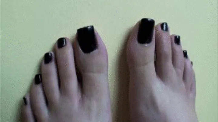 ff - mw - BLACK NAILS CLOSE UP