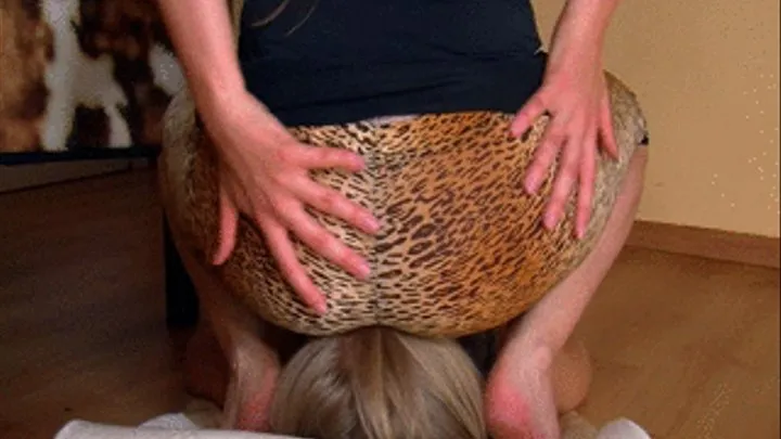 Facesitting Leopard Ass - Reverse